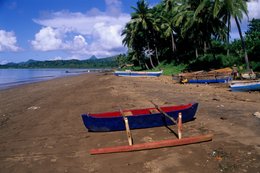 Archipel-des-Comores;-Baie;-Bateau;-Cocotiers;-France;-Kaleidos;-Kaleidos-images;-La-parole-à-limage;-Laurent-Abad;-Mayotte;-Océan-Indien;-Pirogue;-Pirogue-à-balancier;-Plage;-Stories-Pictures